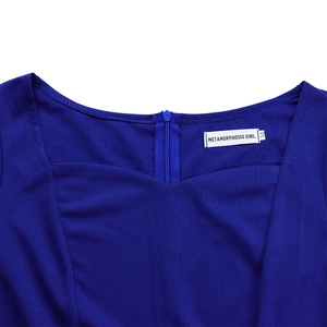 Détail de l'encolure d'une robe bleu roi avec fermeture éclair invisible et étiquette