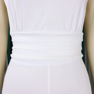 Détail d'une tenue blanche avec taille haute froncée et plis texturés sur mannequin