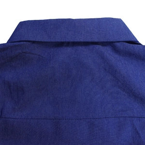 Vue détaillée du tissu denim bleu foncé avec texture sergée et couture
