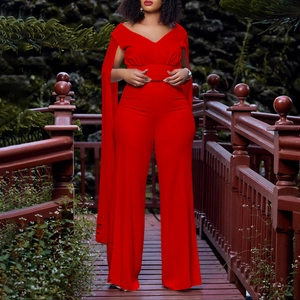 Détail de la combinaison rouge col V avec manches cape élégantes et pantalon large