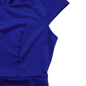 Détail de la maille bleu foncé et coutures de précision sur la manche de la robe