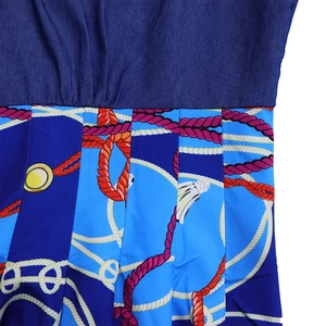 Détail de la taille en denim avec imprimé corde nautique sur la jupe plissée