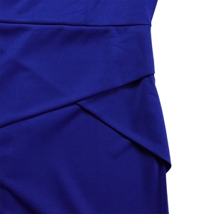 Vue détaillée de la robe bleu marine avec un design élégant à plis croisés