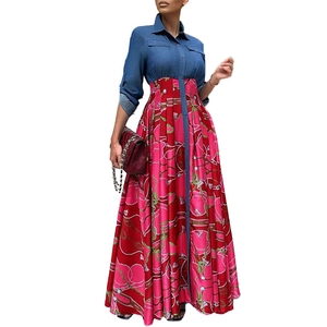 Détail d'une robe longue avec haut en jean et jupe plissée rouge à motifs blancs