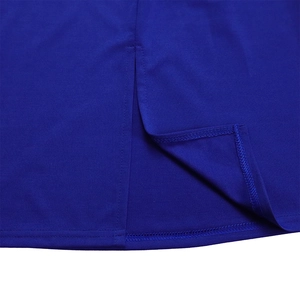 Gros plan détaillé montrant l'ourlet fendu et la couture fine de la robe bleu marine