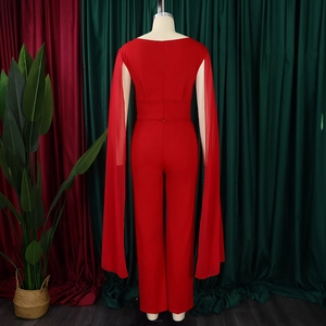 Vue arrière du combipantalon rouge à col en V avec manches cape et fermeture éclair cachée