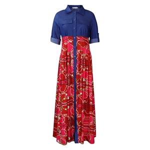 Détail du haut en denim et jupe rouge à motif chaîne sur une robe longue évasée