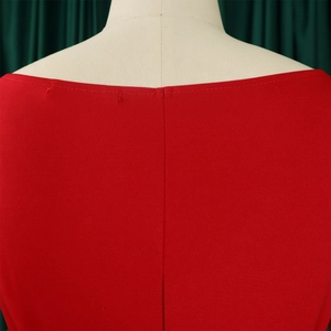Détail de la couture arrière du haut rouge col en V et texture du tissu tricoté