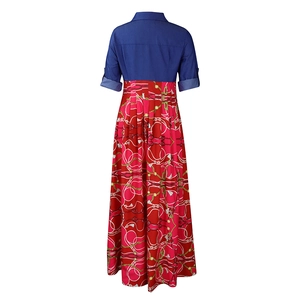 Vue arrière d'une robe longue avec haut en denim et jupe à imprimé chaîne rouge