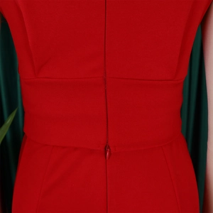 Détail de l'ensemble rouge à col en V montrant la fermeture éclair invisible et la taille