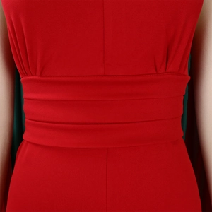 Détail du haut rouge à taille haute avec taille plissée multicouche et maille élastique