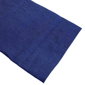 Détail du tissu en denim bleu foncé avec des coutures soignées sur la manche de robe