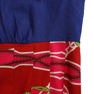 Gros plan des coutures en patchwork de denim et du motif de corde sur la robe imprimée