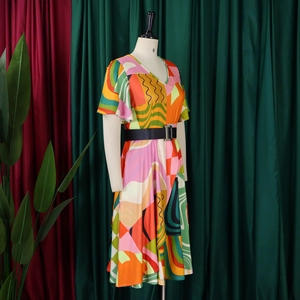 Vue détaillée d'une robe col en V à manches courtes avec imprimé géométrique et ceinture