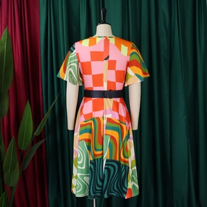 Détail d'une robe midi à imprimé géométrique coloré avec col rond et ceinture fine
