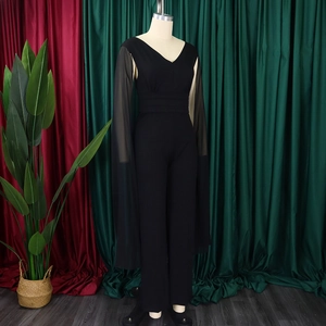 Détail d'une combinaison à col en V avec manches cape en mesh et taille haute large