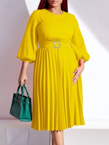 Elegante abito giallo a pieghe con maniche a lanterna e fibbia in strass