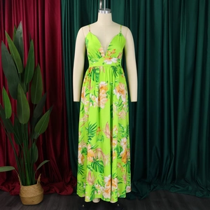 Dettaglio dell'abito lungo floreale con scollo a V e vivaci motivi di fiori verde neon