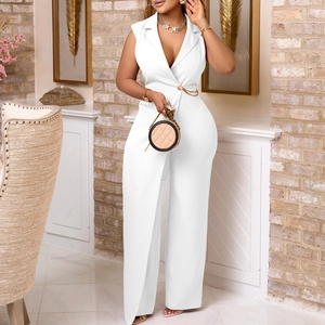 Detailansicht weißer Jumpsuit mit goldener Taillenkette und Revers-Ausschnitt