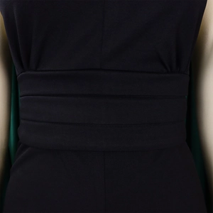 Gros plan sur la taille haute avec des plis horizontaux sur le pantalon noir