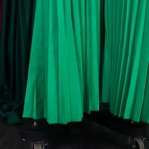 Détails des plis verticaux et des coutures de l'ourlet de la combinaison vert éclatant