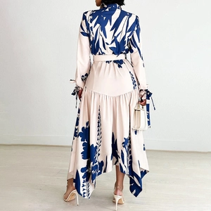 Vue arrière d'une robe chemise florale d'été avec ourlet asymétrique à volants