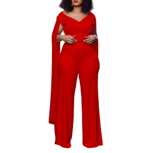 Détail de la combinaison rouge à col en V profond avec manches cape et pantalon large