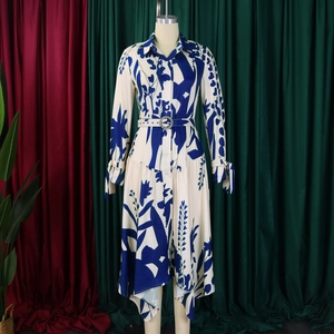 Détail d'une robe à imprimé botanique bleu avec col chemise et ceinture à boucle métal