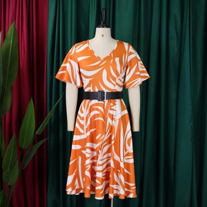 Détail de robe d'été avec col en V, imprimé feuilles, manches volantées et ceinture