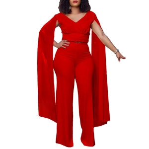 Détail d'un ensemble rouge deux pièces avec haut à manches cape col V et pantalon large