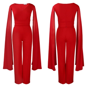 Détail d'une combinaison rouge à col en V avec manches cape transparentes et fermeture éclair au dos