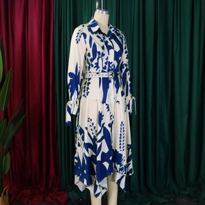 Détail de la robe chemise à fleurs avec ceinture à boucle ronde et ourlet irrégulier