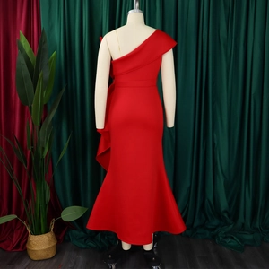 Elegante abito da sera rosso monospalla con taglio a sirena e volant in vita