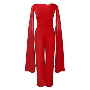 Détail d'une combinaison rouge à col en V avec manches cape longues et taille haute