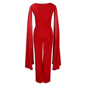 Vue détaillée de la combinaison rouge à manches cape avec dos élégant et zip invisible