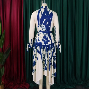 Détails de la robe fleurie bleue avec ceinture élégante et ourlet plissé irrégulier