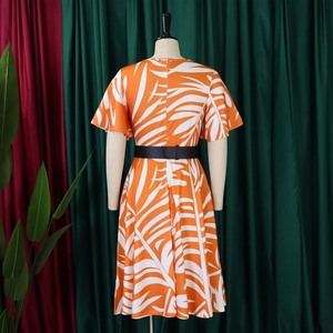 Vue détaillée du dos d'une robe à imprimé palmier tropical avec ceinture noire