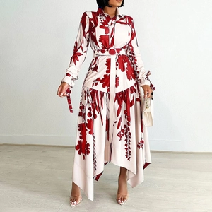 Détail de robe longue à fleurs rouges avec col à revers et ceinture nouée