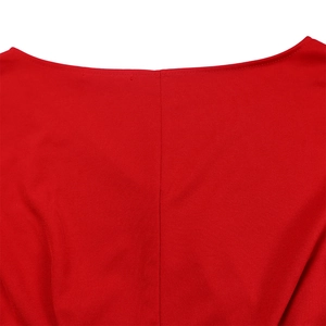 Gros plan du col en V rouge avec double couture lisse sur un tissu en maille
