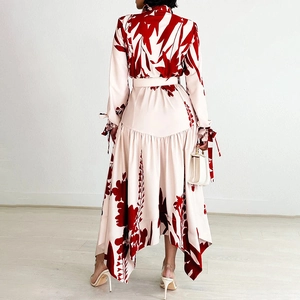 Détail d'une robe midi fleurie avec poignets à nouer et ourlet irrégulier à volants