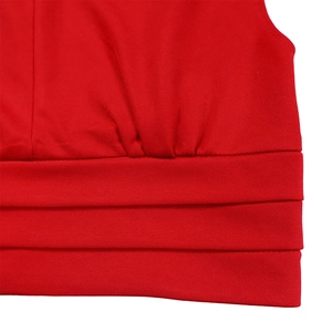 Détail du haut en maille rouge montrant la texture plissée multicouche et la qualité du tissu