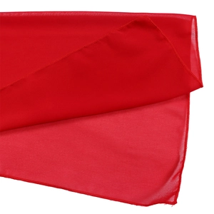 Détail du tissu en mousseline rouge montrant des coutures fines et une texture lisse