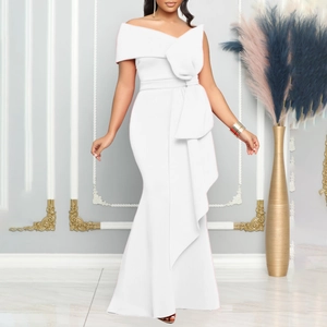 Elegante abito bianco con spalle scoperte, grande fiocco in vita e dettagli volant