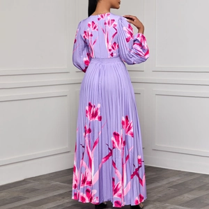 Dettagli dell'abito lungo a pieghe floreale lavanda con vita elastica e chiffon morbido