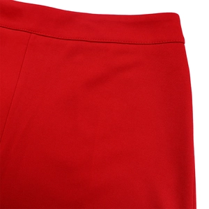 Détail de la taille haute du pantalon large rouge avec finitions de couture premium