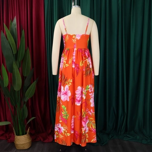 Dettaglio del retro dell'abito lungo floreale tropicale con spalline sottili e zip