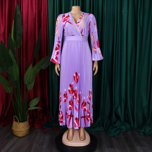 Dettaglio del vestito lungo a pieghe con scollo a V in lavanda con motivi floreali astratti