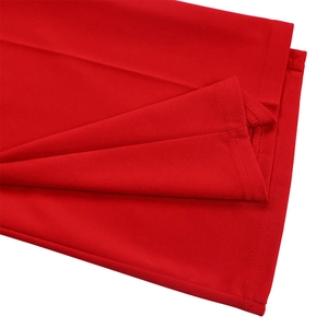 Vue détaillée de la maille rouge présentant une couture double aiguille précise sur l'ourlet