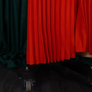 Vue détaillée de la combinaison rouge à taille haute montrant la texture plissée fine
