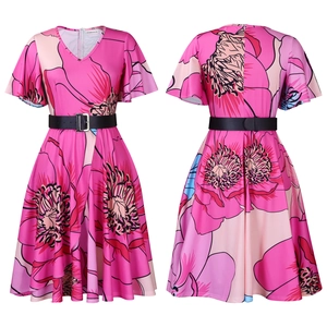 Vue détaillée avant et arrière de la robe fleurie rose avec ceinture noire et col V